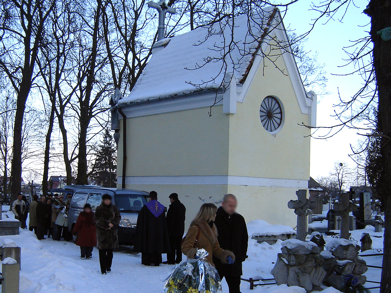 Fotografia z 2006 roku przedstawiajca  obrzdek pogrzebowy. Gwny budynek to kaplica cmentarna, a przy jej cianie okazaa pieczara i zabytkowy grb p. Witolda Waniewskiego. Grb zdewastowano w grudniu 2011 r.