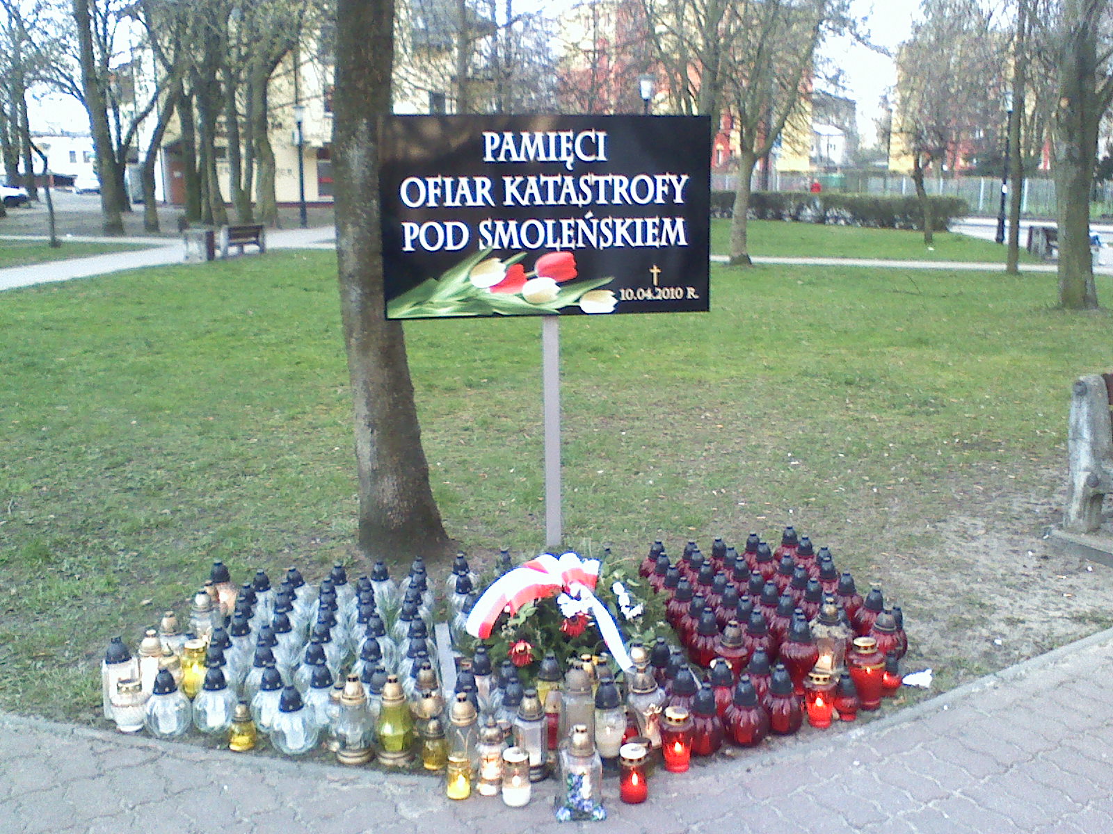 Pamitamy..., w Parku im. Solidarnoci, w pobliu Pomnika Katyskiego stana tablica pamitkowa 