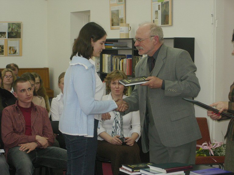 Ryszard Suty wrczy kilkakrotnym laureatkom naszych zmaga literackich nagrody ksikowe swego autorstwa.