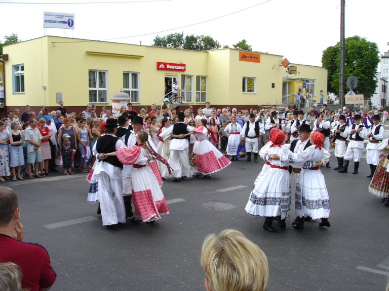 X Midzynarodowy Festiwal Folklorystyczny  <i>Kasztelania 2005</i> - jak zwykle zespoy taczyy na ulicach Sierpca.