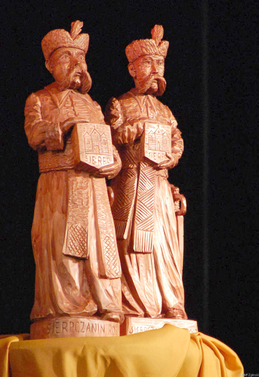 Statuetki duta Edmunda Szpanowskiego dla uhonorowanych tytuem Sierpczanin Roku 2007