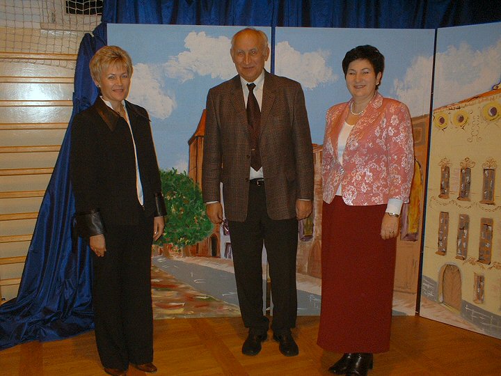 Od lewej: Boena Watemborska-Dyre­ktor  Gimnazjum Miejskiego, prof. Andrzej Woszczyk, Henryka Piekarska - Prezes sierpeckiego oddziau TNP.