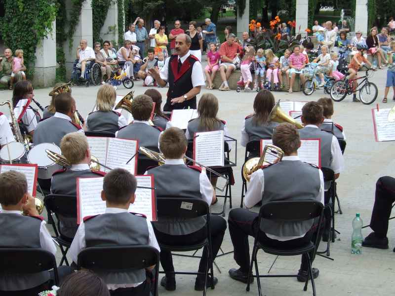 Letnia Serenada - Warszawa 2007 - Park przed teatrem - publiczno tumnie przybya na koncert.