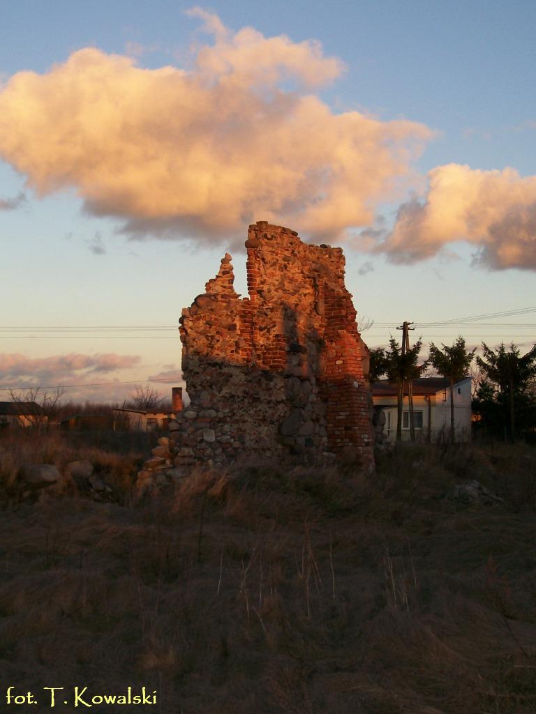 Ruiny kocioa w. Krzya, w wietle zachodzcego soca.