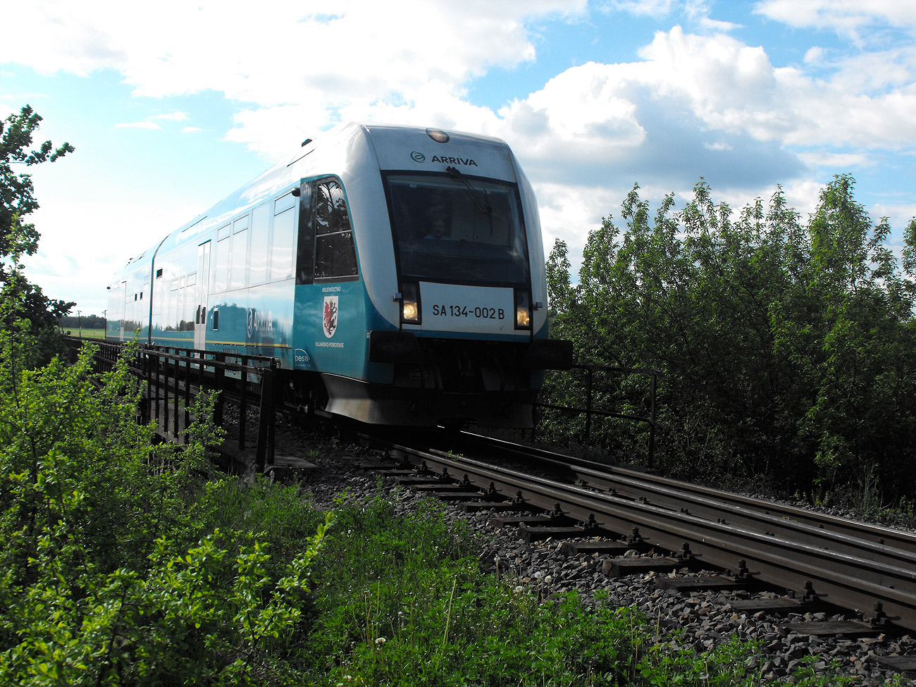 Szynobus jako pociąg osobowy z Torunia zwolnił na moście w Mieszczku, maj 2012 r.