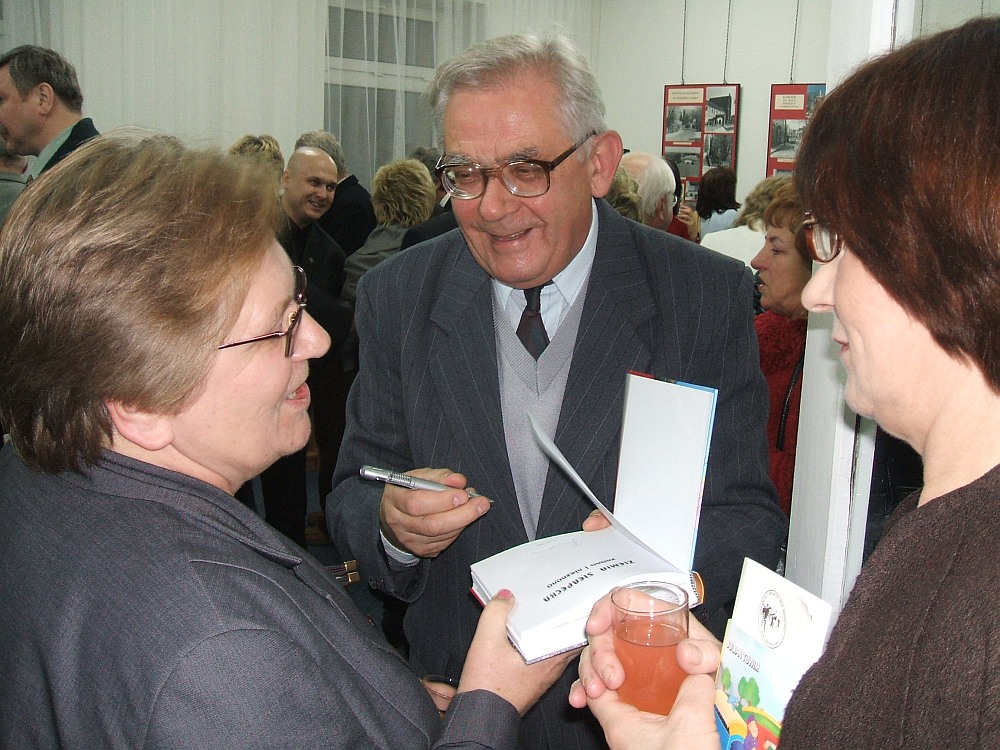 Jan Burakowski w trakcie kuluarowych rozmw