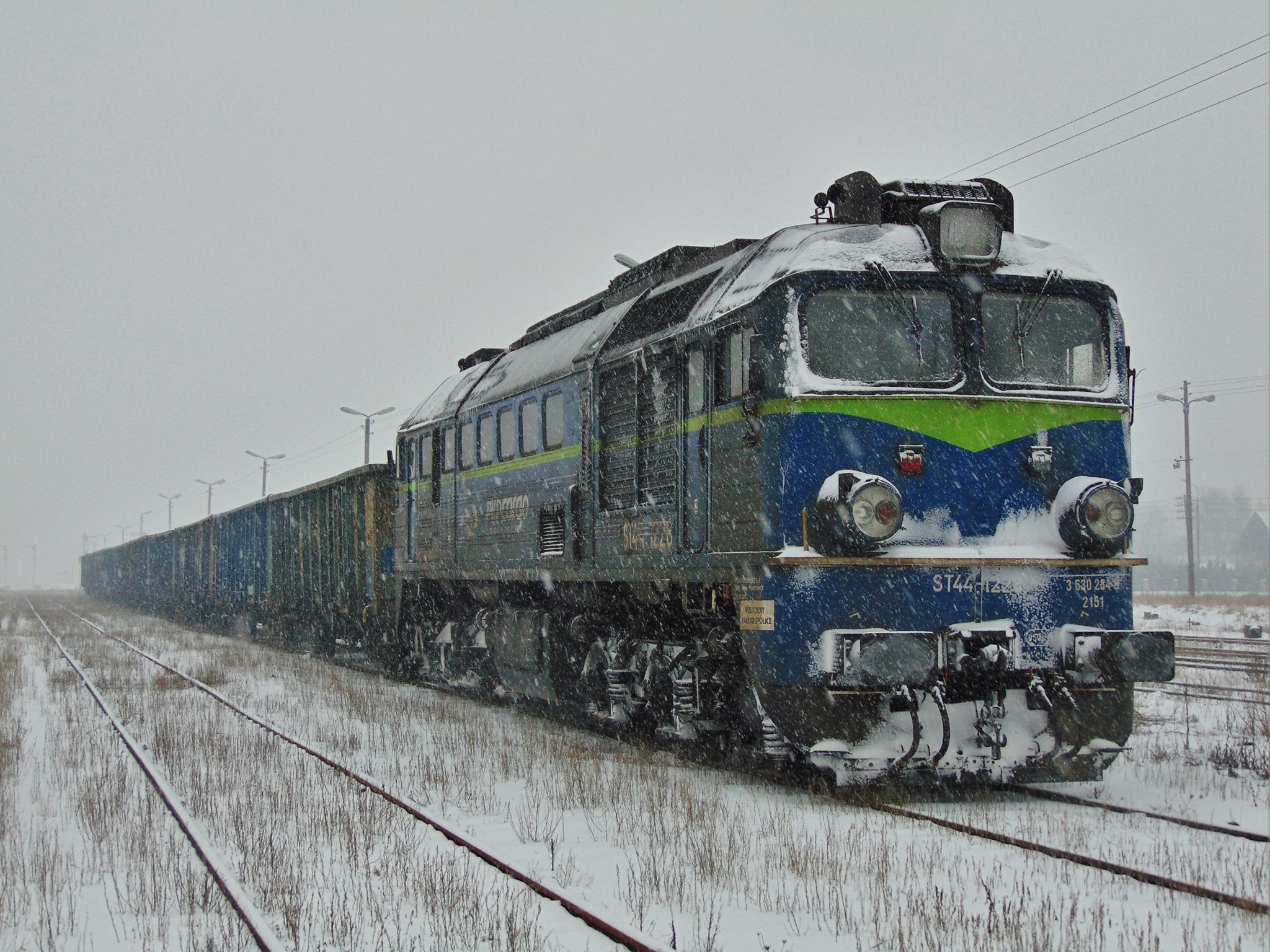ST44-1228 PKP Cargo z składem węgla rel Braniewo - Szczutowo odpoczywa w śnieżne popołudnie na Sierpeckiej stacji, 8.01.2016  r.