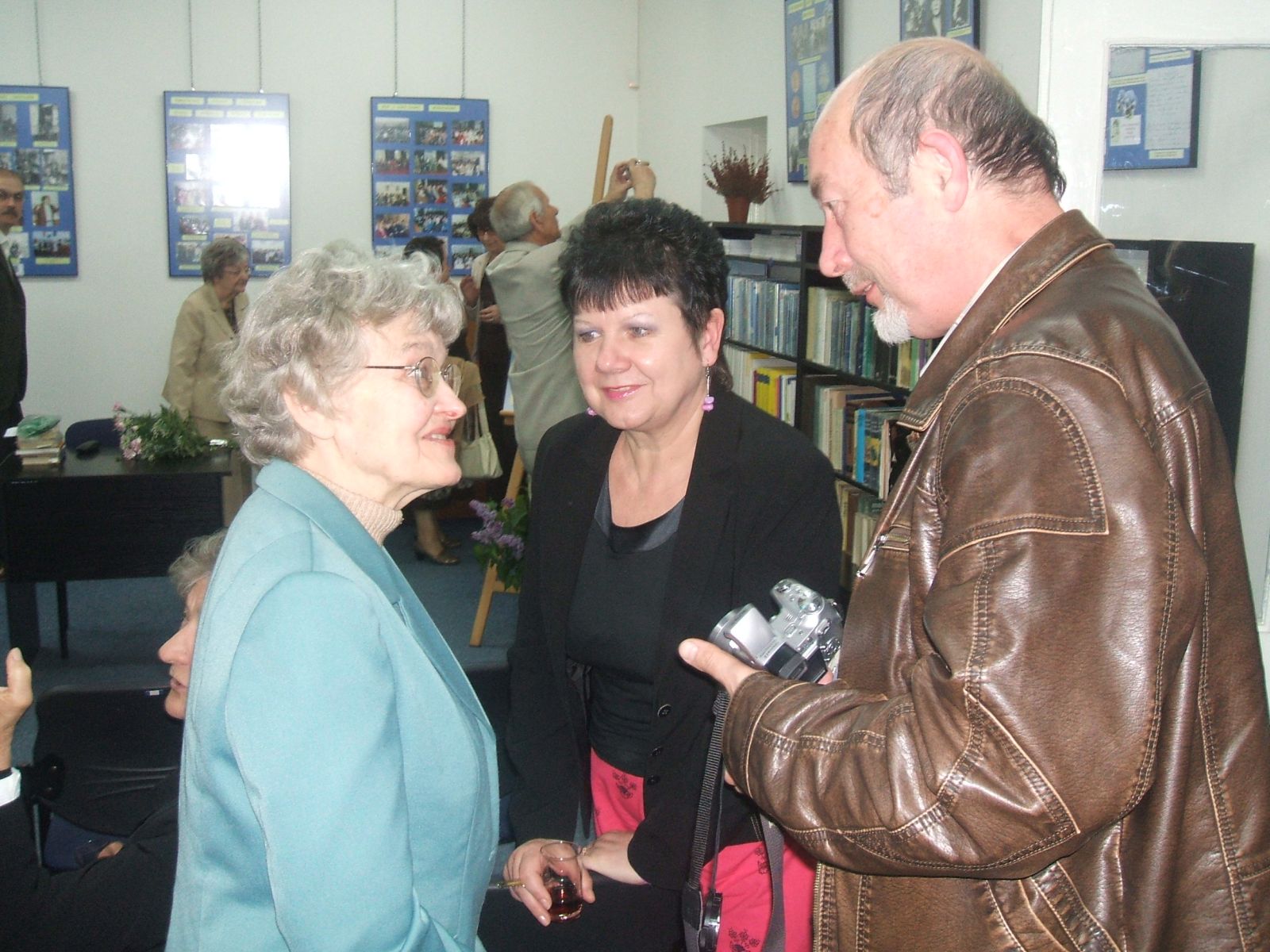 Halina Giyska-Burakowska,  Maria Winiewska i Zdzisaw Dumowski podczas jednej z wielu kuluarowych rozmw, 2009 r.