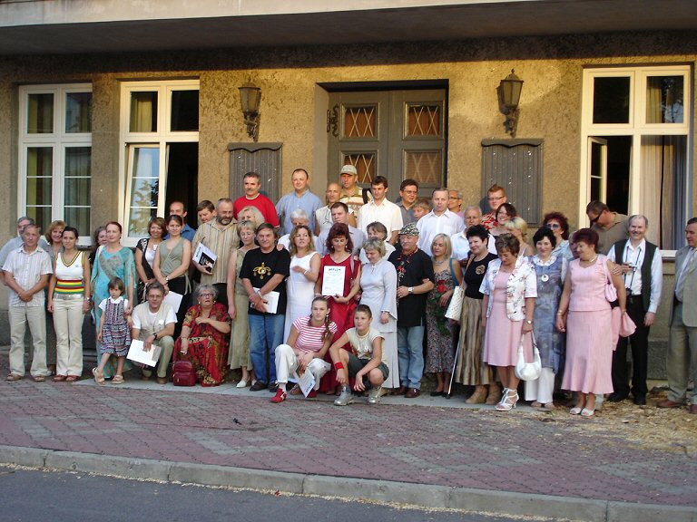 XIII Sierpecki Plener Plastyczny 2005 - pamitkowa fotografia uczestnikw, organizatorw i sympatykw.