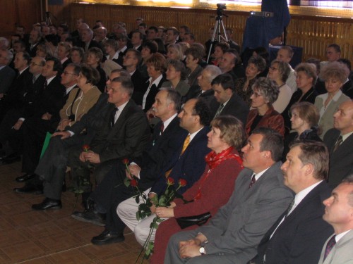Uczestnicy podczas ogldania prezentacji 30 letnich kontaktw Zespou Szk Nr 1 w Sierpcu z Ambasad Argentyny