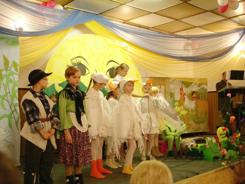 <i>Brzydkie Kacztko</i> w wykonaniu dzieci z SP w Goleszynie.