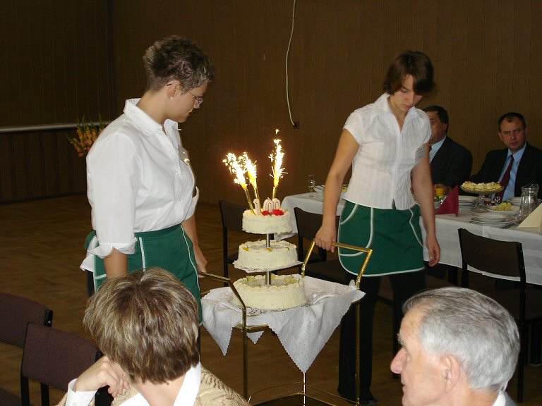 Stulecie Zenona Jankowskiego 27 sierpnia 2005r. - tort urodzinowy z dumnie prezentujc si <b>100</b>.