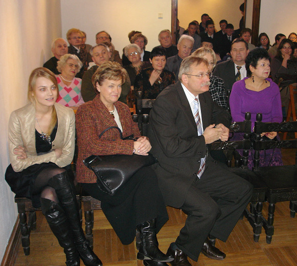 Anna Jagodziska, pierwsza z lewej, razem z rodzicami.