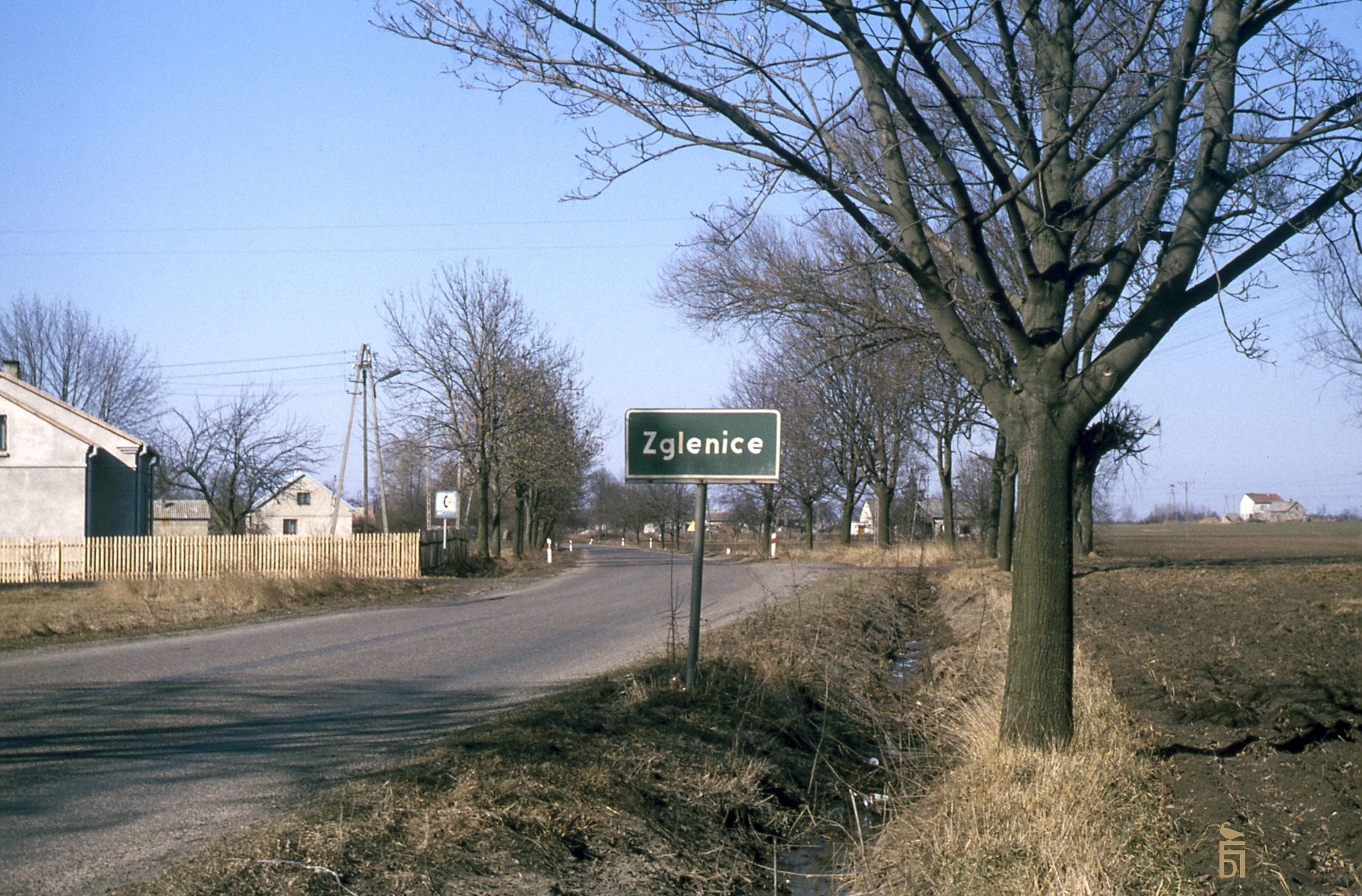 Wjazd do wioski Zglenice w 1996 roku od strony Mochowa