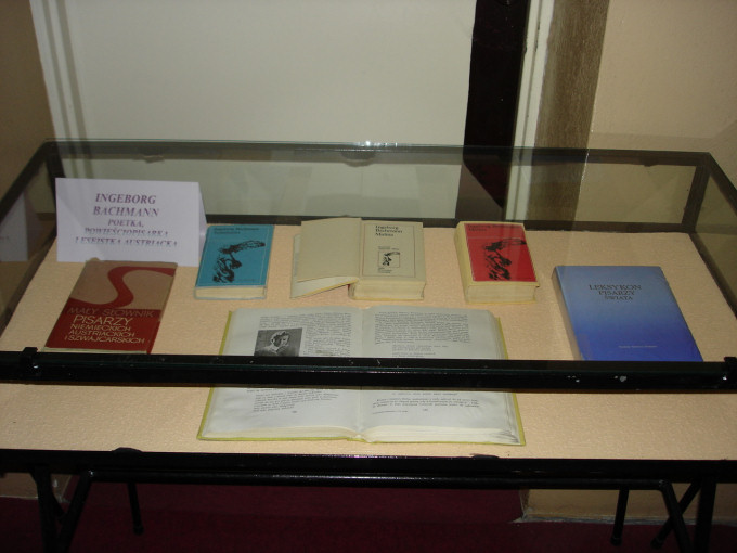 W gablocie w MBP wyoono polskie wydania poezji Ingeborg Bachmann.