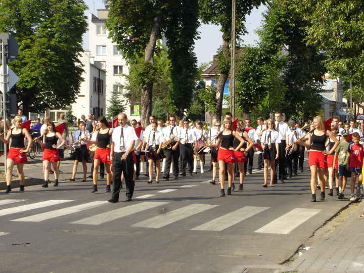 <i>Modzieowa Orkiestra Dta OSP Sierpc</i> tradycyjnie otwieraa korowd idcy przez miasto.