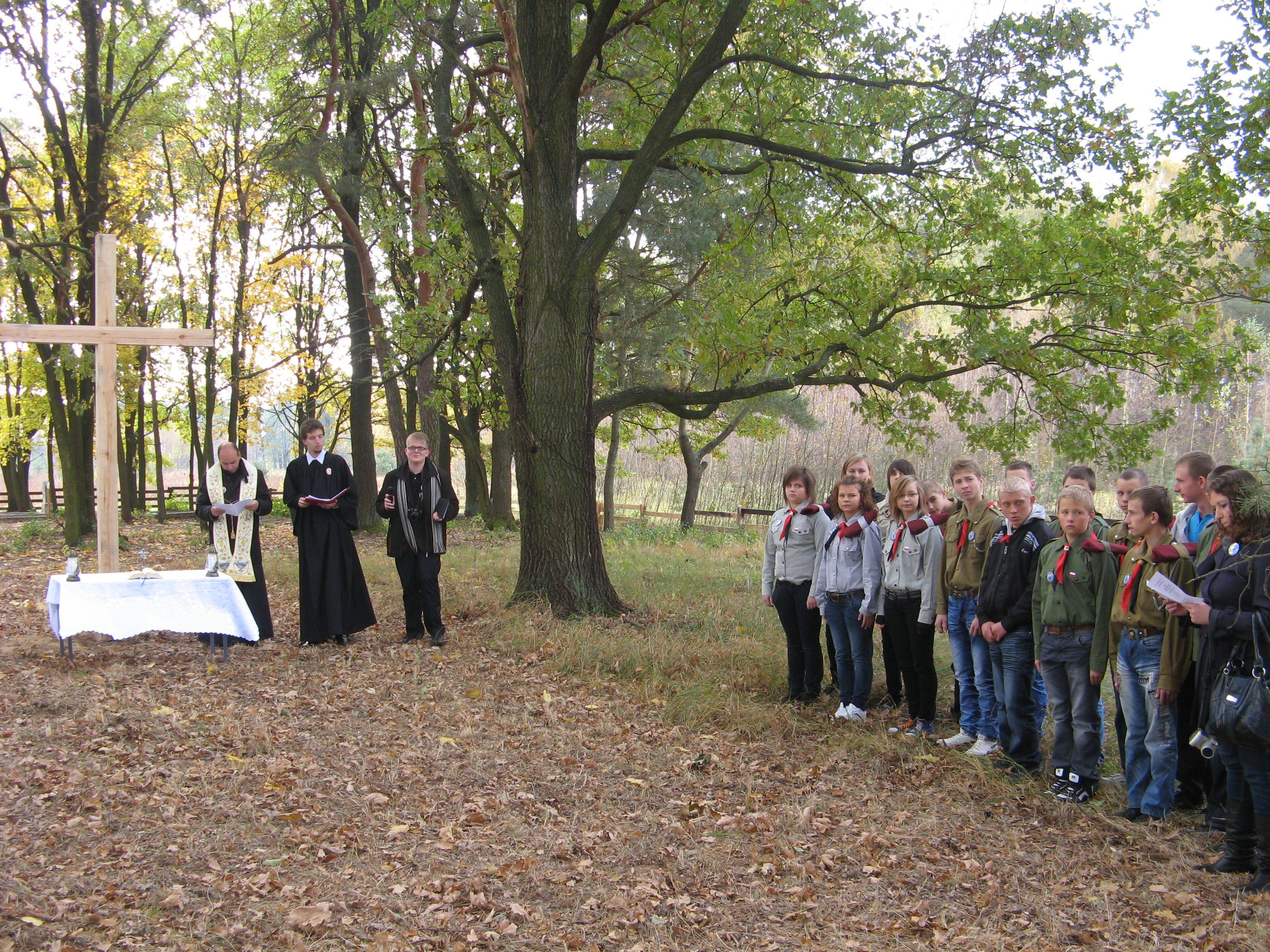 Pocztek uroczystoci na cmentarzu w Jzefowie (gm. Szczutowo), 22.10.2011 r.