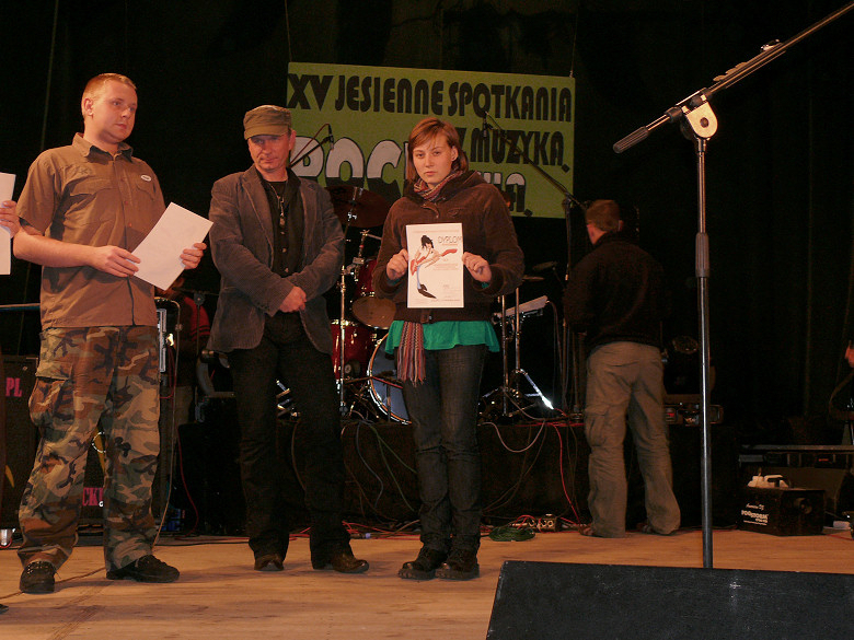 Wyrniona Aleksandra Kos, wokalistka <i>Roller Coaster</i>, wraz z dwjk jurorw: Markiem Raduli i Tomaszem Pilarczykiem.