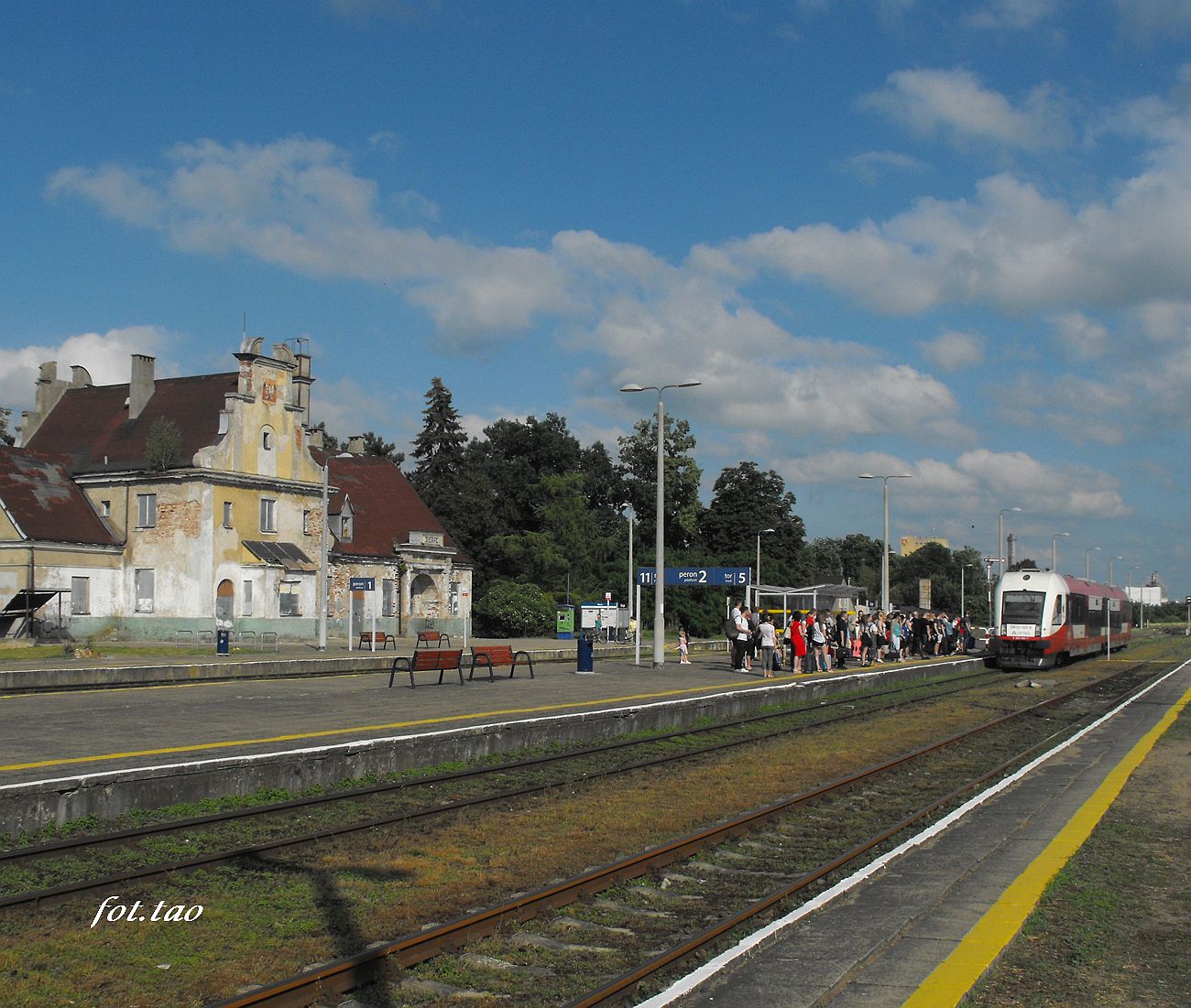Stacja Sierpc. Przewonik Arriva wznowi w 2022 roku poczenie kolejowe z Toruniem. Fotografia przedstawia moment podjazdu pocigu pod peron do Torunia. Tak byo w 2019 roku i nadal yczymy takiej frekwencji, bo jak wida poczenie z Toruniem jest potrzebne.