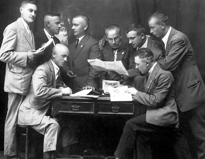 Pozowana fotografia aktywu sierpeckiego BBWR podczas wyborw. 1930 r. <BR>W grnym rzdzie w rodku w okularach - Franciszek Koodziejski.