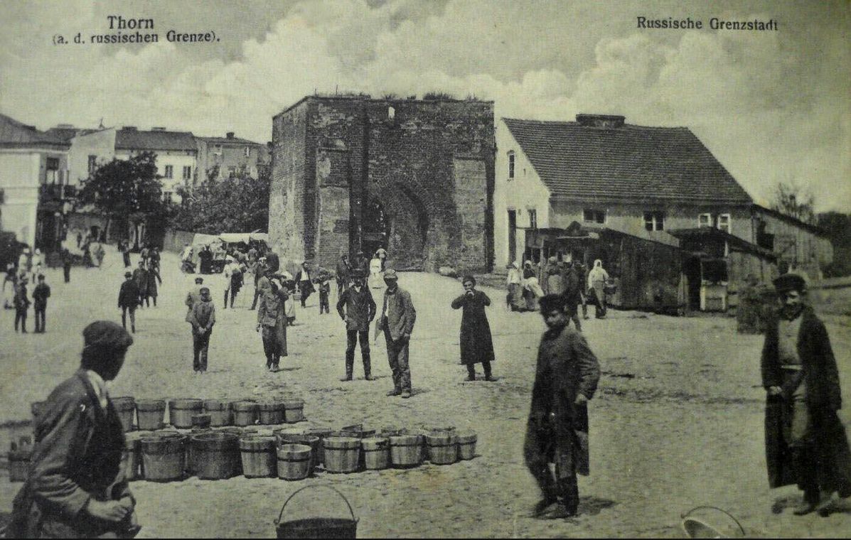 Brama Sierpecka w Rypinie na pocztwce z 1914 roku. W podpisie pocztwki bdnie wydrukowano nazw miejscowoci [jest Thorn, powinno by Rypin]