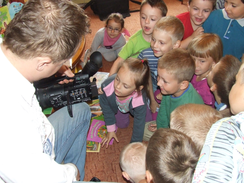 Mariusz Kamiski pokazuje dzieciom jak dziaa kamera. 11.06.2012 r.