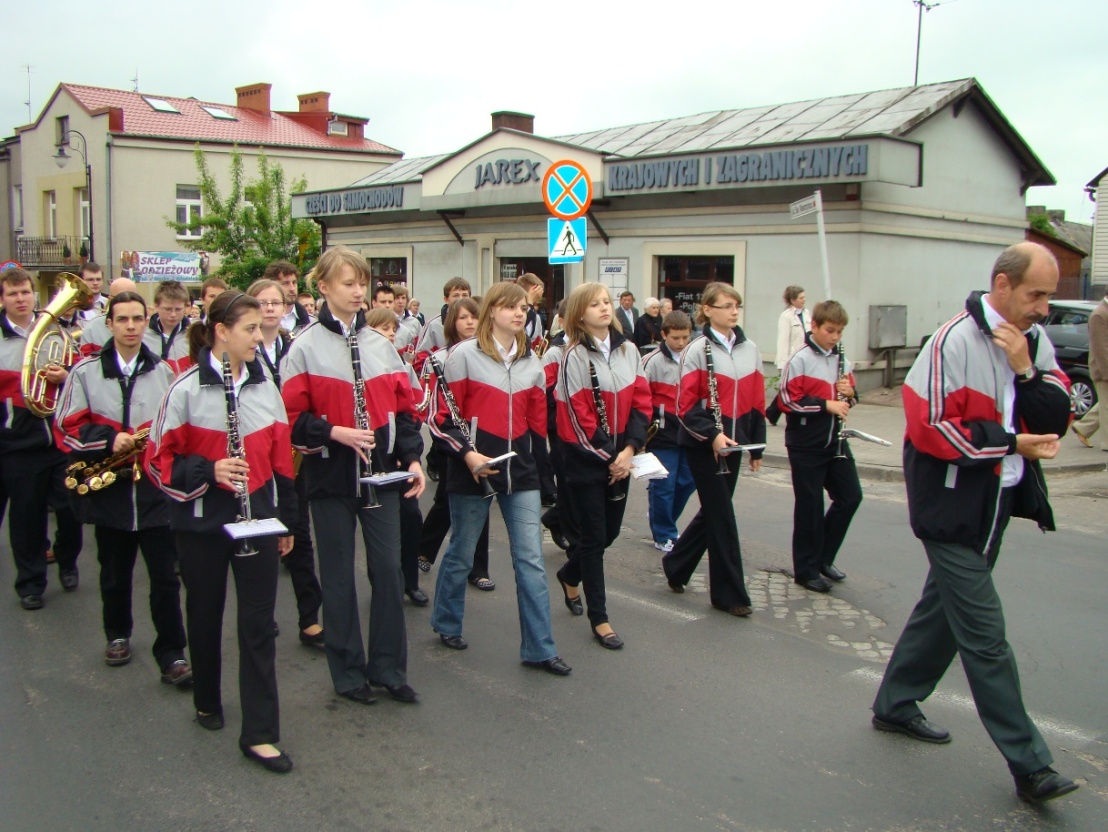Orkiestra Stray Poarnej pod batut Michaa Gowackiego podczas procesji.