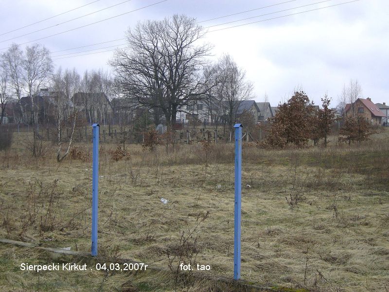 Kirkut - marzec 2007 r. - nawet metalowa siatka ogradzajca cmentarz ydowski pada upem zodziei.