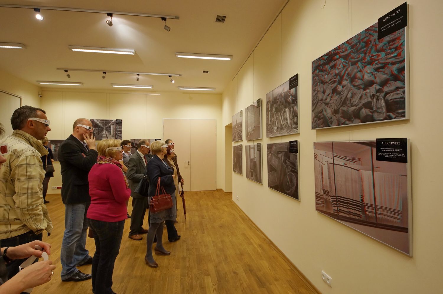 Gocie wernisau wystawy Auschwitz Birkenau 3D w trakcie zwiedzania, 15.10.2012 r.