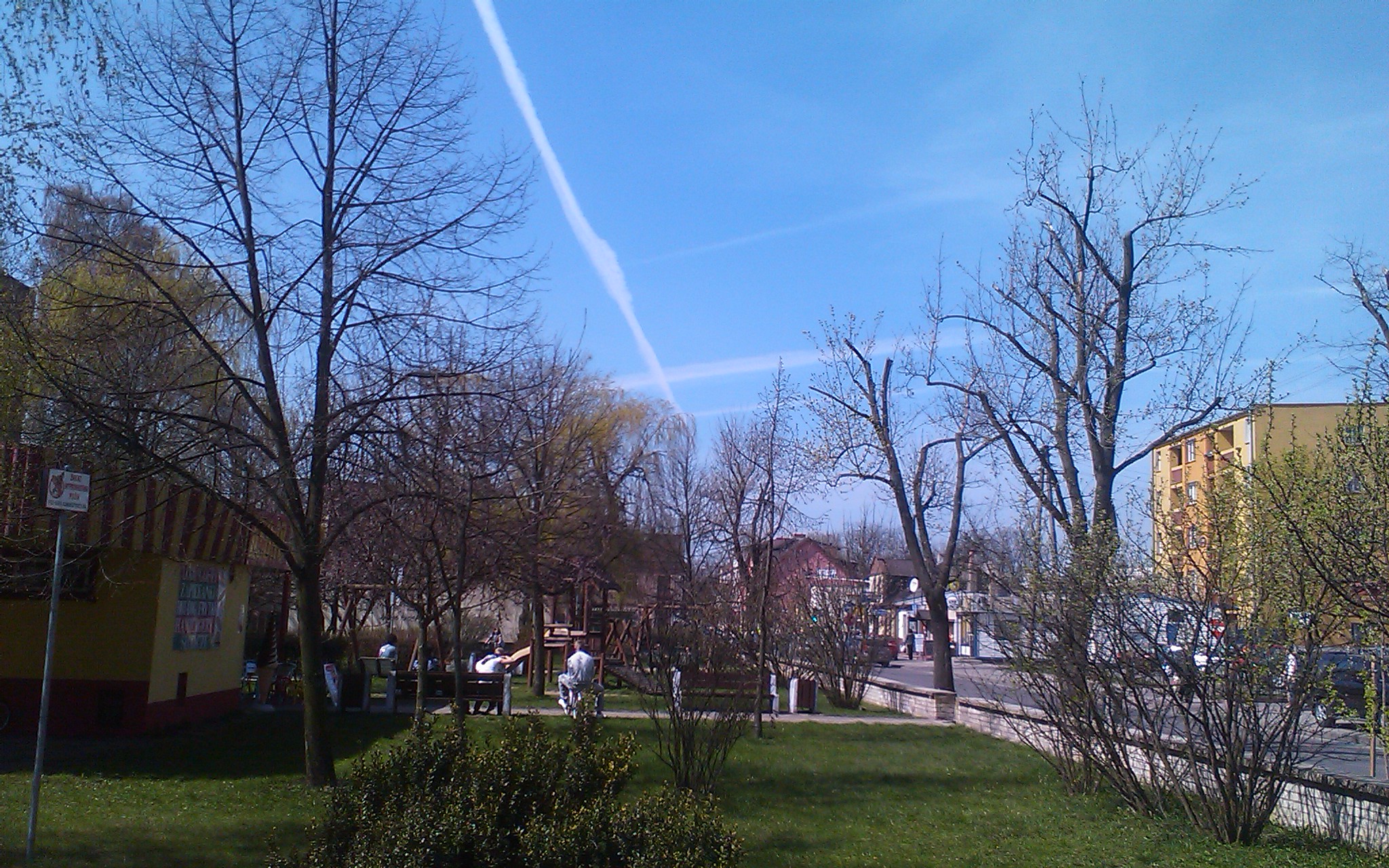 Po Piaskach czas na miasto. Oto kolejny krzy na niebie wykonany przez samoloty, ale tym razem w Sierpcu (21 kwietnia 2011 r. godz 12:40)