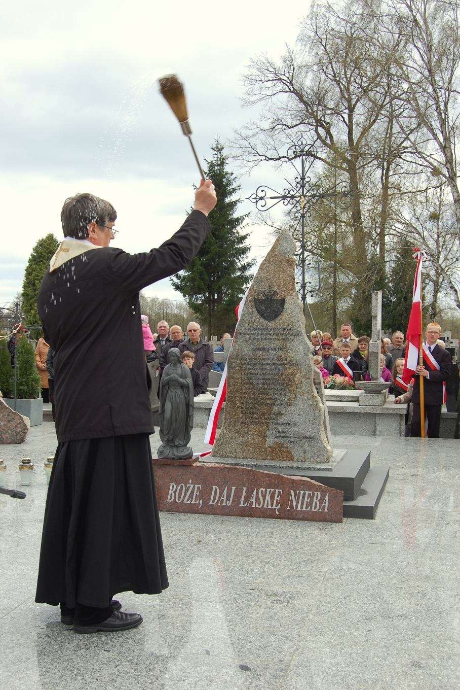 Moment powicenia pomnika przez ksidza Andrzeja Zembrzuskiego z Ligowa.