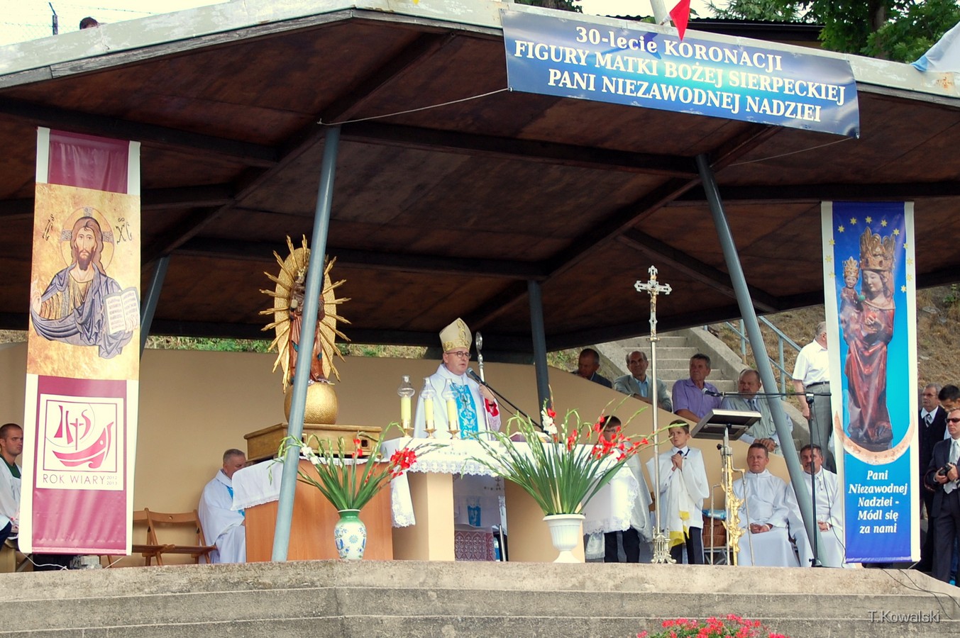 Biskup Piotr Jarecki celebrujcy sum odpustow w intencji przybyych na uroczysto pielgrzymw, 15.08.2013 r.