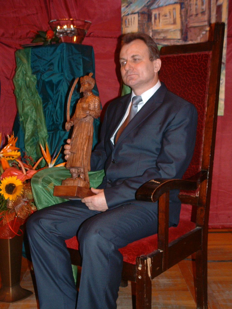 Jzef Urbaski - Sierpczanin Roku 2010 - chwil po otrzymaniu statuetki duta Edmunda Szpanowskiego, 18.03.2011 r.