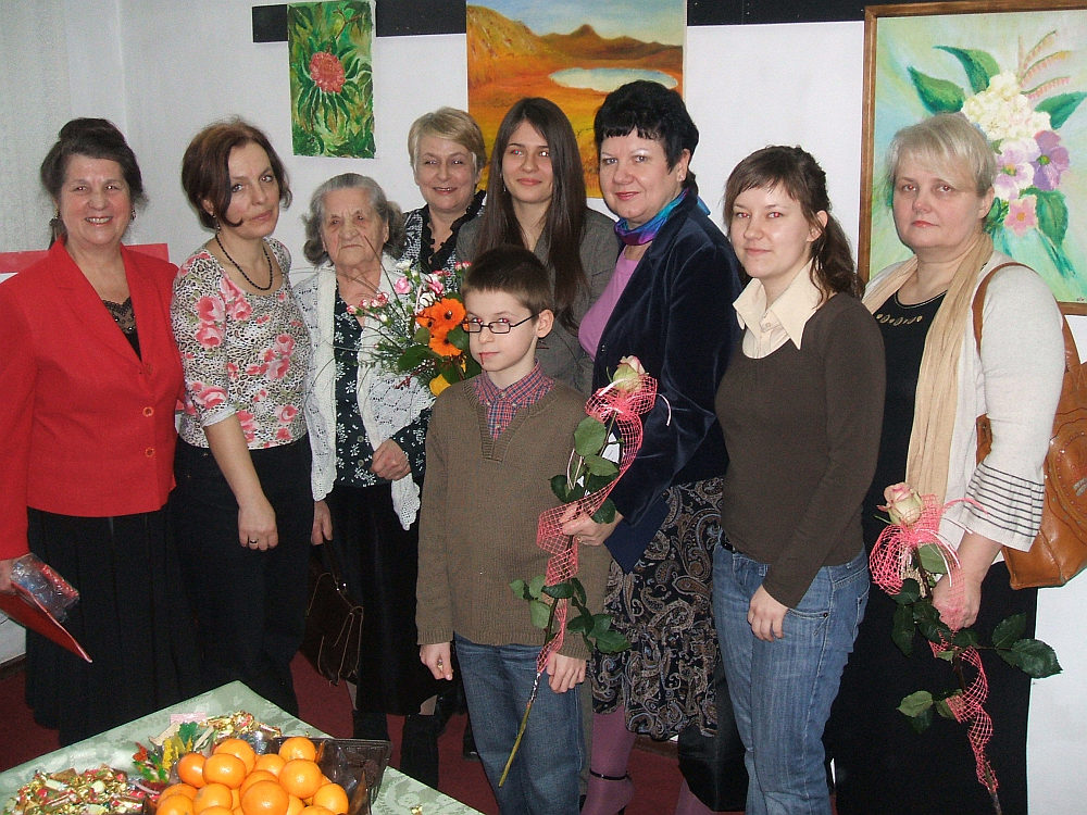 Ola Murawiec z rodzin, nauczycielkami i organizatorami wystawy w sierpeckiej Bibliotece