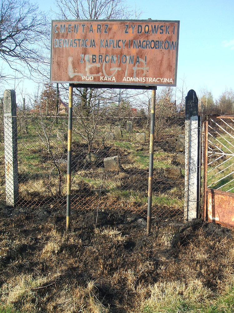 Tablica informacyjna przed wejciem na cmentarz. W kwietniu 2008 r. podpalono na terenie Kirkuta traw...