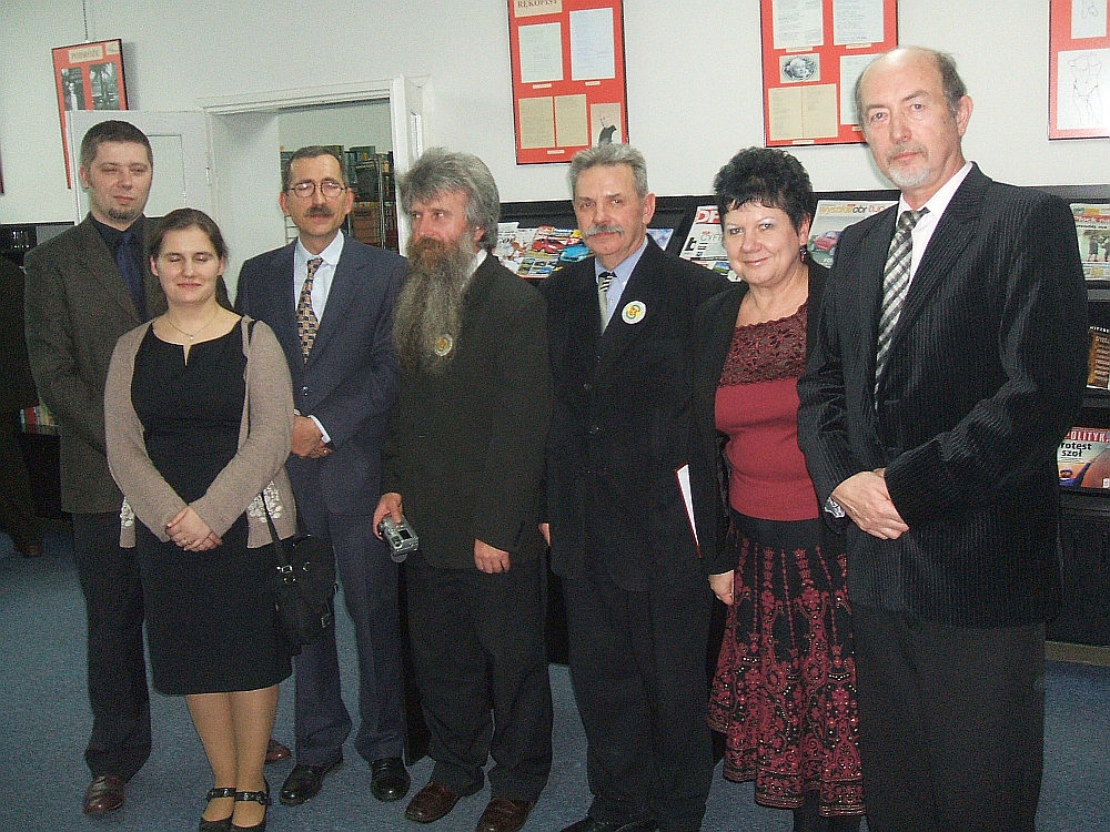 Od lewej: Zofia Biaek (crka prof. empickiego) z mem, Jerzy Micha empicki, Pawe Bogdan Gsiorowski, dr Andrzej Bogucki, Maria Winiewska i Zdzisaw Dumowski.