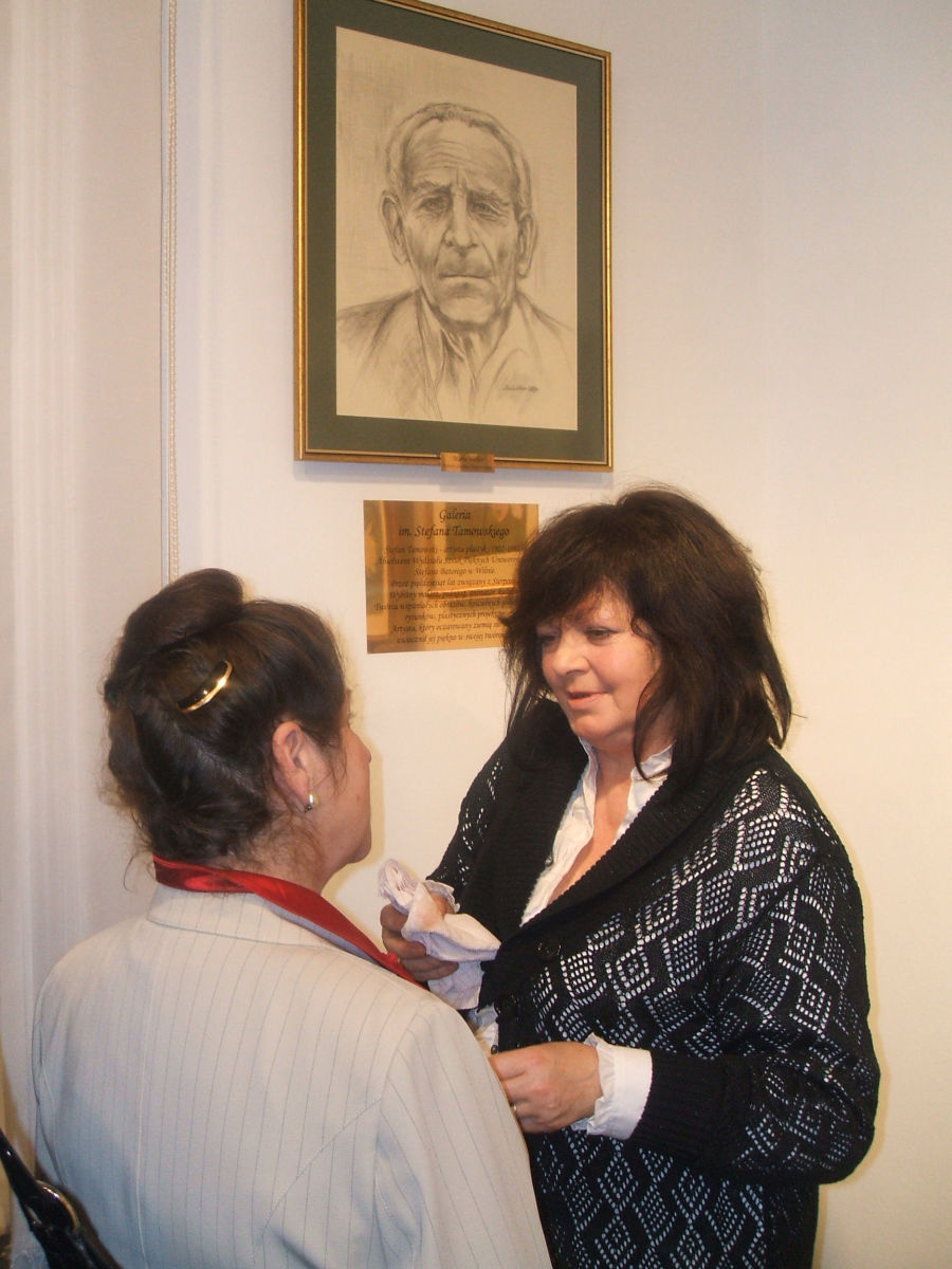 Magorzata Tamowska podczas rozmowy z Barbar Gil, w tle portret Stefana Tamowskiego autorstwa Marii Weber i pamitkowa tabliczka z informacjami o patronie Galerii.