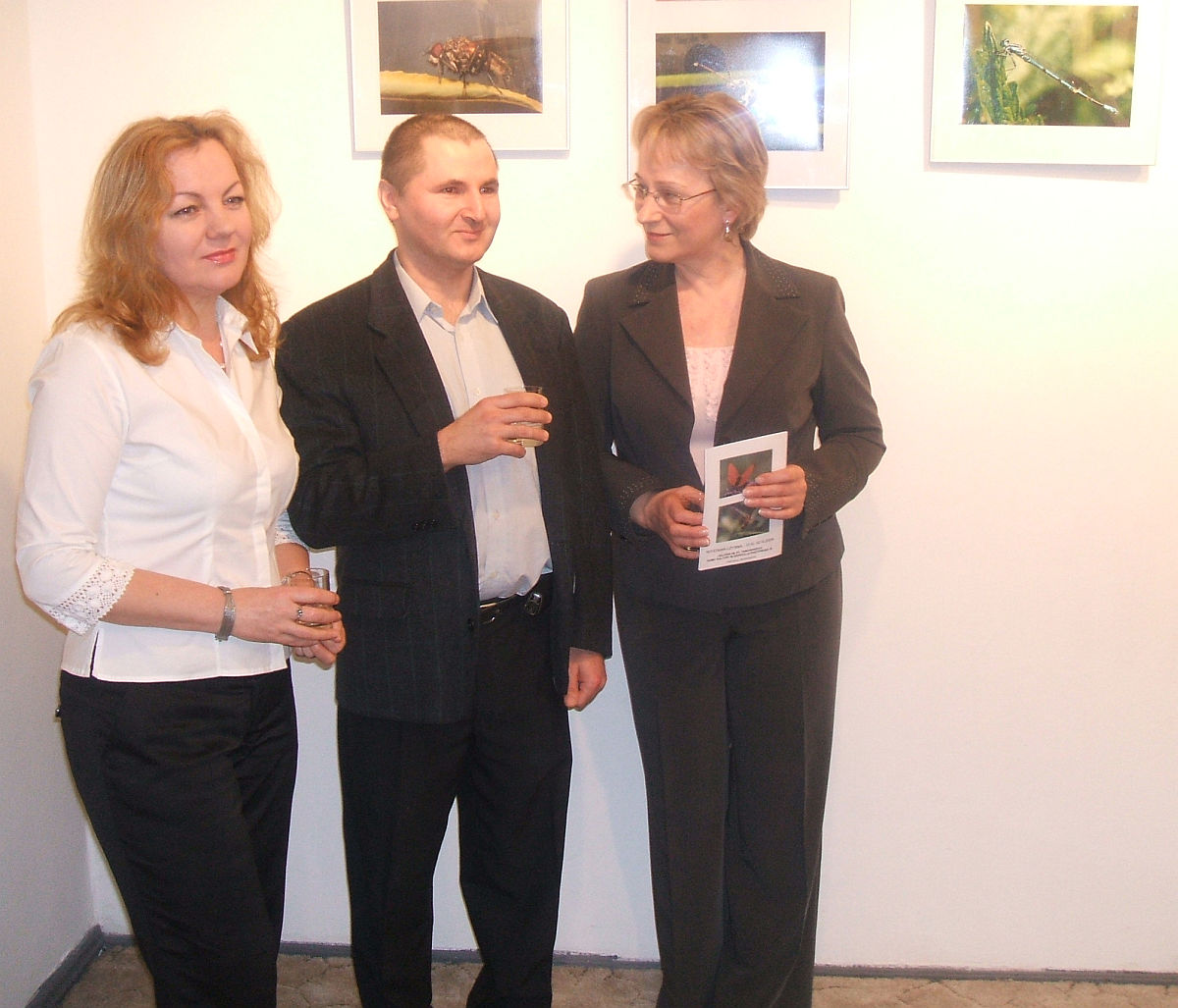 Jacek Karwowski w towarzystwie dyrektor Domu Kultury Ewy Wysockiej i Boeny Nowak.