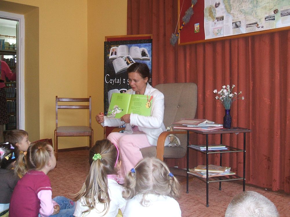 Pierwszego dnia akcji dzieciom czytaa dr Wiesawa Stopiska.