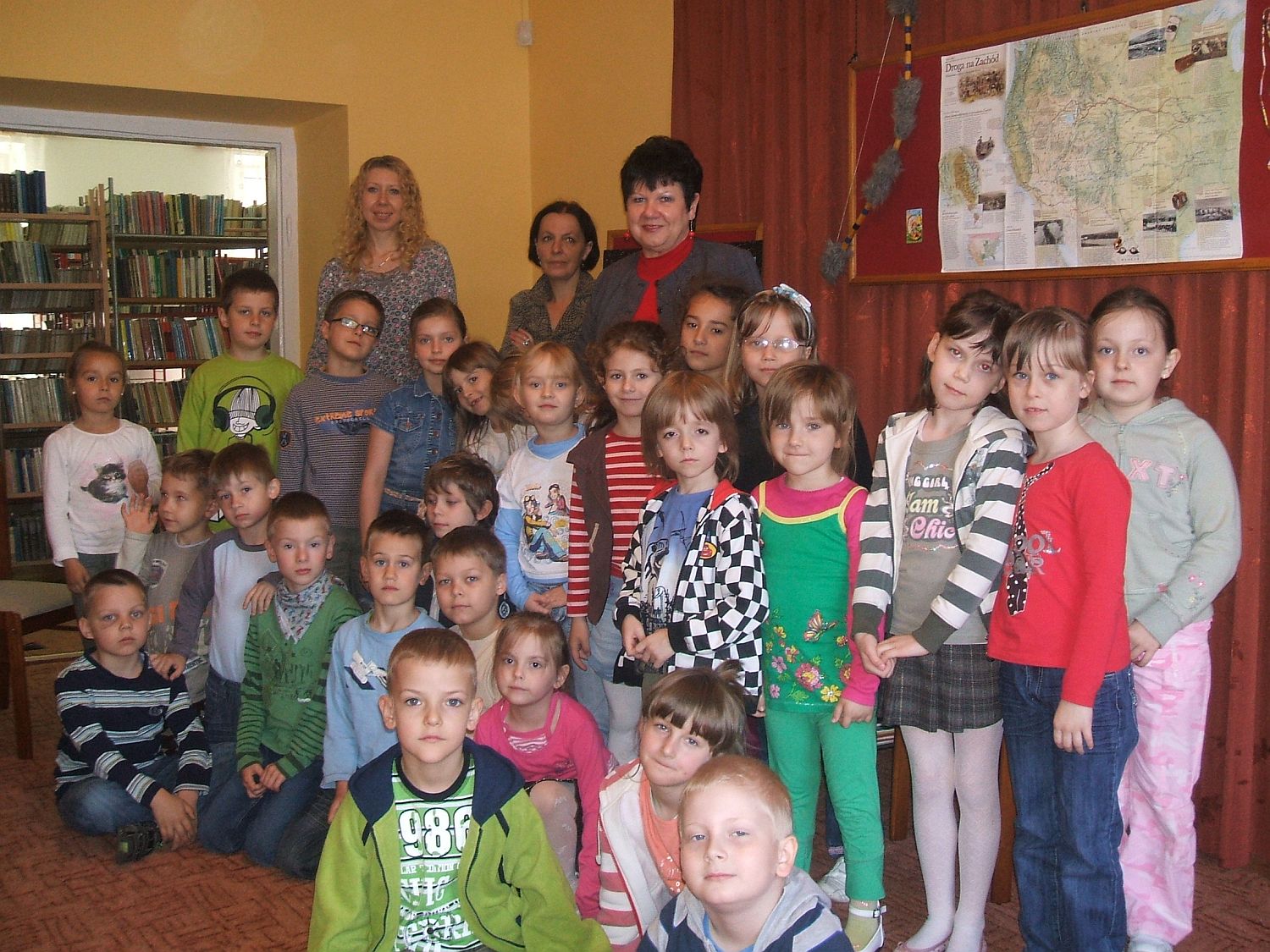 Pamitkowa fotografia przedszkolakw,  ktre odwiedziy Bibliotek w pitek 5 czerwca.