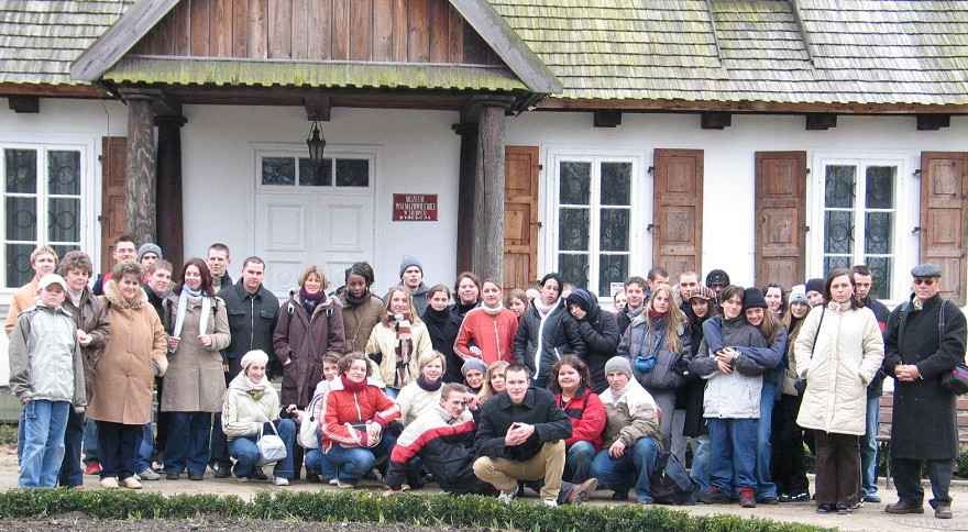 Polscy i francusy uczniowie razem z nauczycielami przed dworkiem na skansenie.