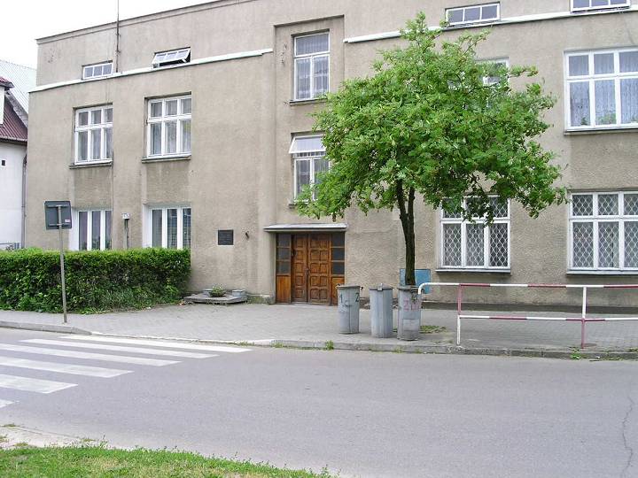 W tym budynku (ul. Jana Pawa II) w czasie II wojny wiatowej miecio si Gestapo.<BR>Zamordowano  tu ok. 300 osb, grzebic ciaa w przydomowym ogrodzie.