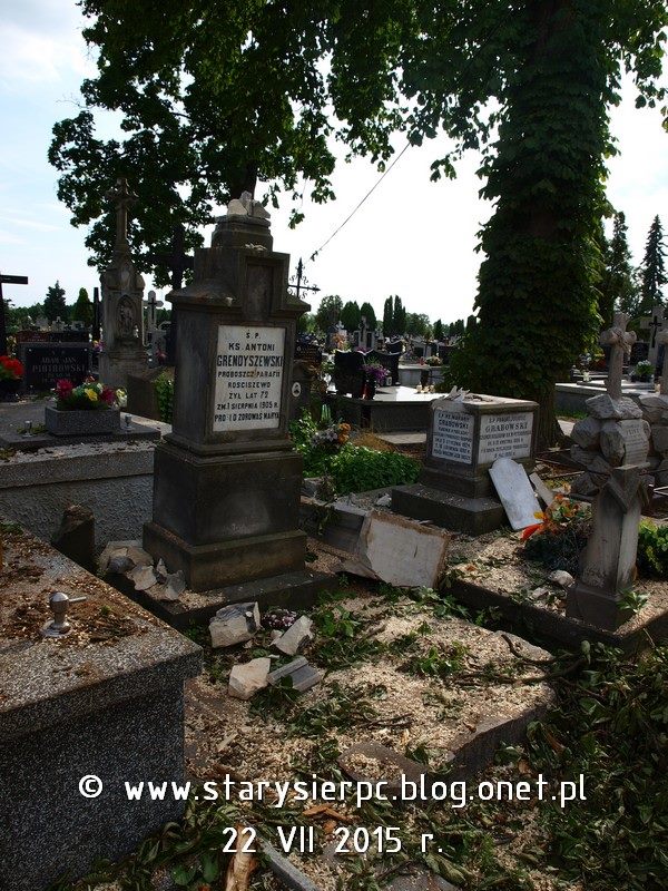 Zniszczony pomnik ks. Grandyszewskiego,  22.07.2015 r.