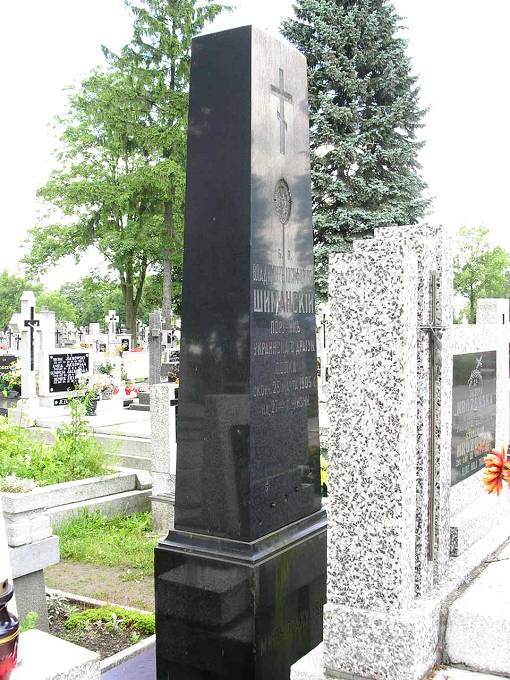 Granitowy obelisk na grobie carskiego oficera, Wadimira Szymaskiego.<BR>Obecnie  czciowo przysonity wspczesnymi grobami.