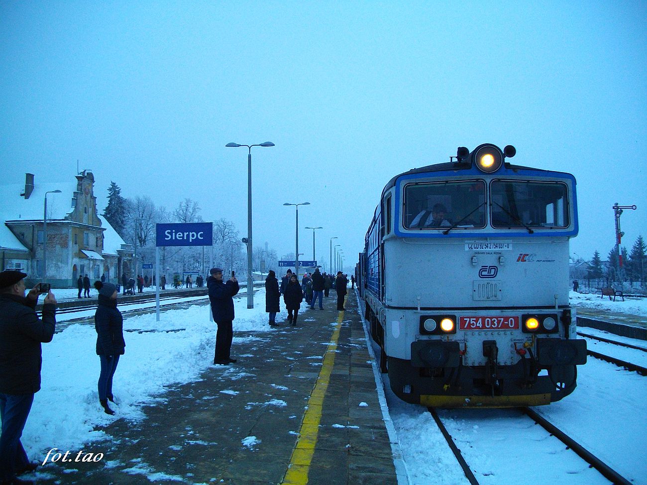 Pociąg osobowy TLK Flisak na peronach sierpeckiej stacji, 12 grudnia 2021 r.