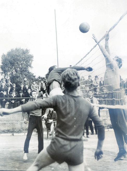 Zawody siatkarskie rozgrywane na boisku przy stadionie miejskim - 1971 r.<BR> Obecnie w miejscu dawnego boiska rozstawiane s wszelkiego rodzaju kramy i stoliki piwne podczas imprez.