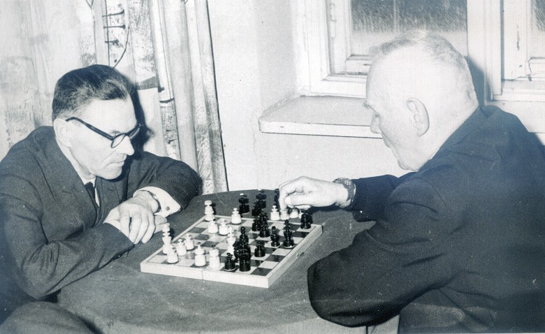 Ks. Ludomir Lissowski przy partii szachw lata 60-te XX w.