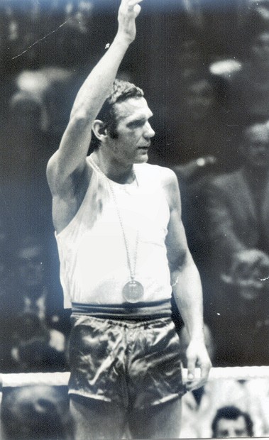 Rok 1973 - pokaz walk bokserskich zorganizowany w Domu Kultury.<BR> Na zdjciu <B>Jan Szczepaski</B>. 