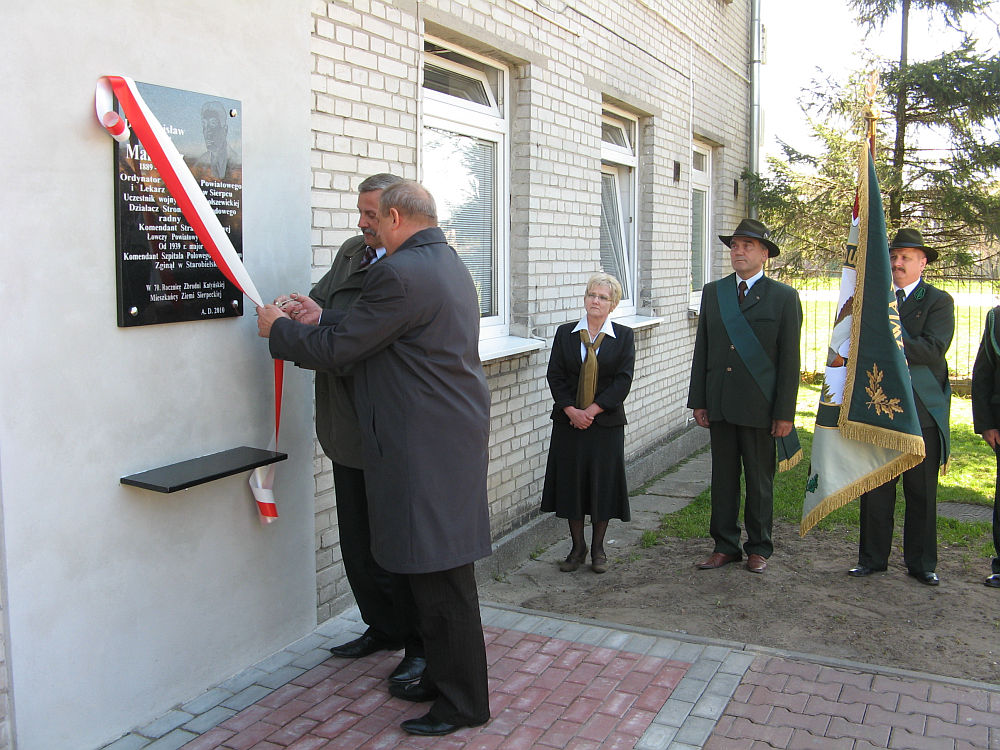 Moment odsonicia tablicy przez starost Pawa Kamierczaka i zastpc burmistrza Zbigniewa Leszczyskie­go. 