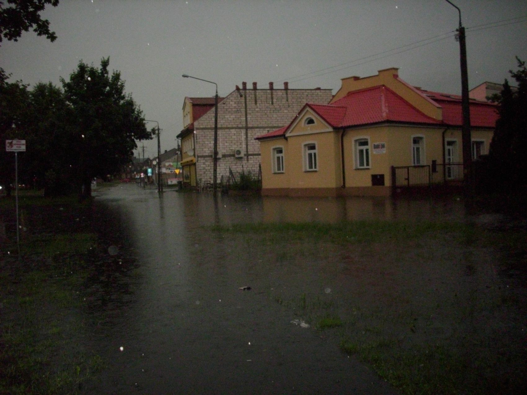 Krajobraz po wieczornej burzy 8 lipca 2011 r. (Mapiak - Park im. Paciorkiewicza) 